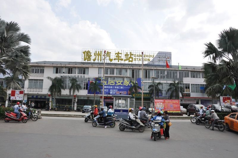 小区周边配套：儋州车站